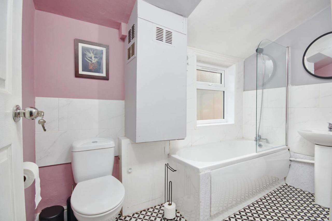 5 Bed House In Leamington Spa Perfect For Contractors With 7 Beds By Purestay - 14 Night Min! المظهر الخارجي الصورة